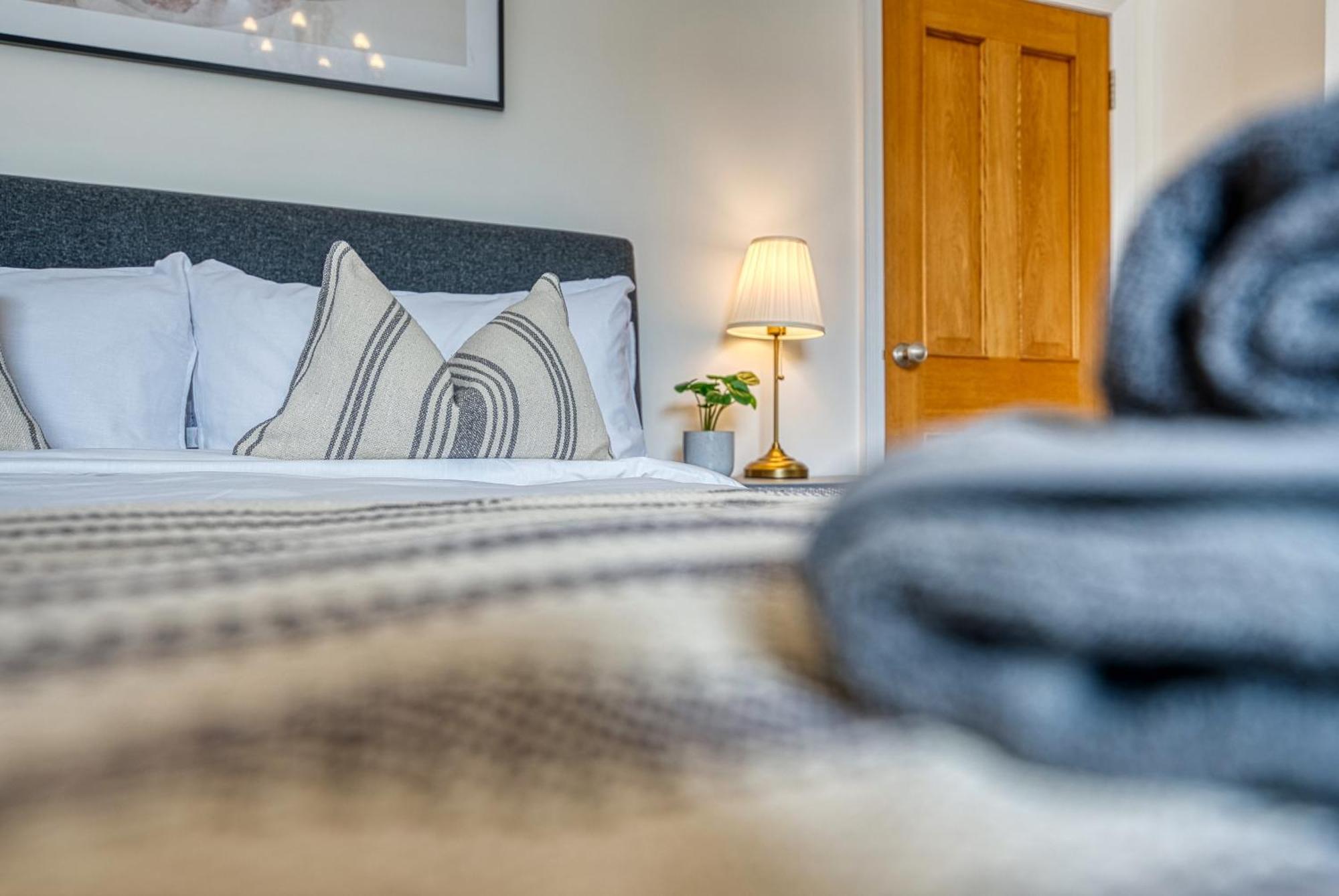 2 Bed Stunning Chic Modern Spacious Apt, Ocean Village, Southampton - Plenty Of Parking - By Blue Puffin Stays Exterior foto